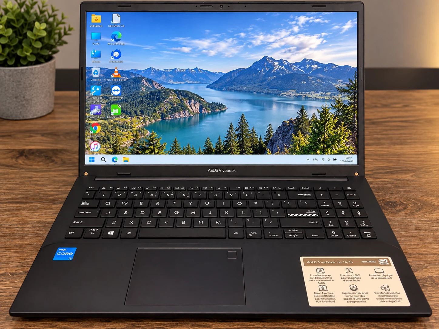 Ordinateur portable ASUS VivoBook, ouvert et prêt à utiliser sur une table en bois